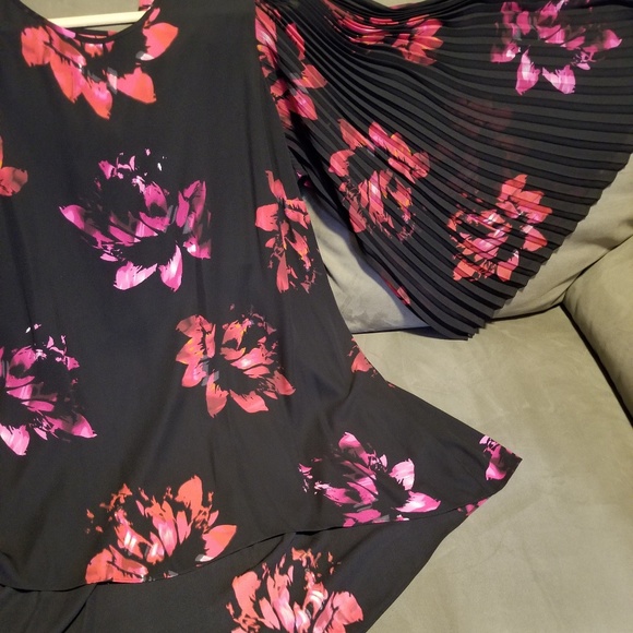 Light, Exquisite Bell Sleeve top - Picture 2 of 6